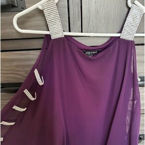 NWT ROZ & ALI FLOWING SLEEVE TOP WITH RHINESTONES.